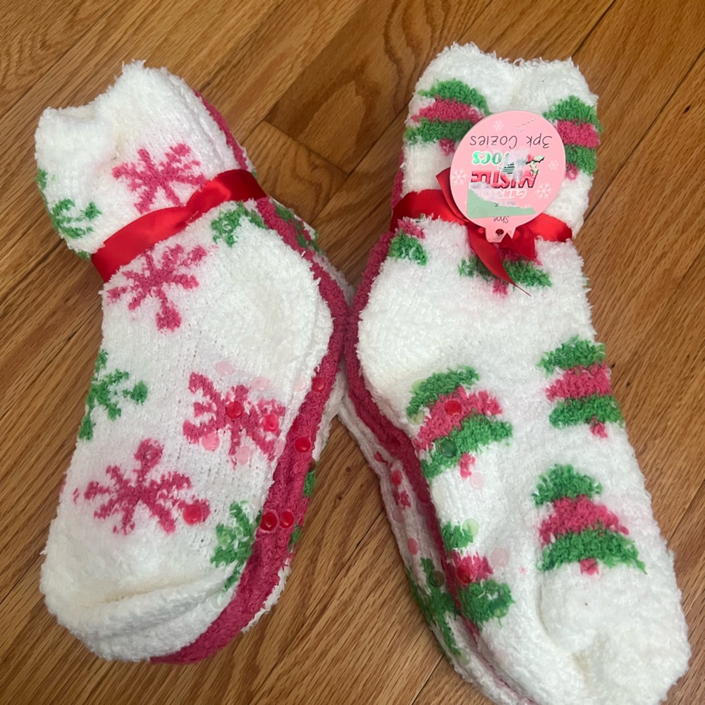 6 pair super soft Socks with grip bottoms holiday